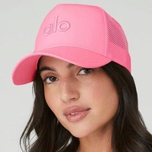 Alo yoga trucker hat